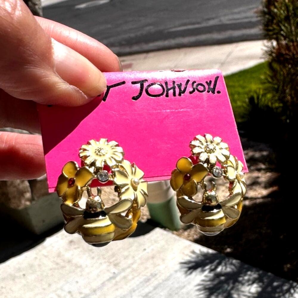 Betsey Johnson enamel bumblebee flower hoop earrings crystal accents 2021 3D